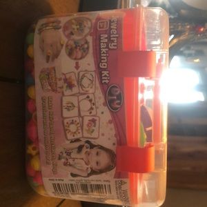 NWOT Kids jewelry making kit